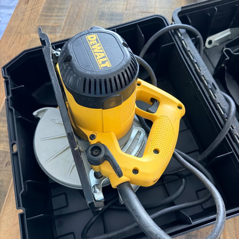 DEWALT DW368K 7 1/4" 15 Amp Corded Circular Saw w Hard Case & Blade